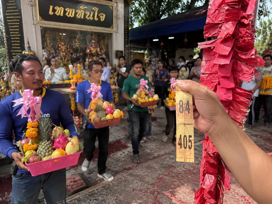 คนงานก่อสร้างนำผลไม้มงคลมาแก้บนองค์เทพทันใจที่วัดหัวหว้า จังหวัดชัยนาท หลังถูกรางวัลยกทีม พร้อมโชว์เลขหางประทัด 84 และ 405 เป็นแนวทางลุ้นหวยงวด 1 มิถุนายน 2569