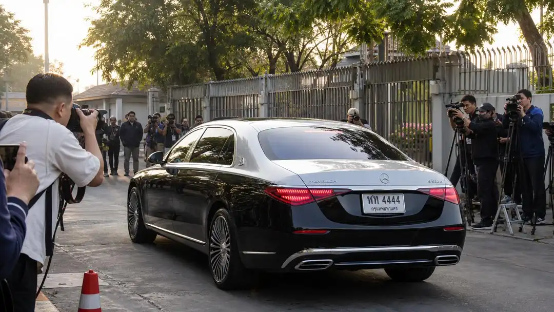 ภาพข่าวหน้าประตูเรือนจำกรุงเทพ ช่วงเช้า รถหรู Mercedes‑Maybach ทะเบียน พท 4444 กรุงเทพมหานคร จอดหน้าประตู มีผู้คนและสื่อมวลชนยืนถ่ายรูป ไม่มีป้ายข้อความในฉากหลัง