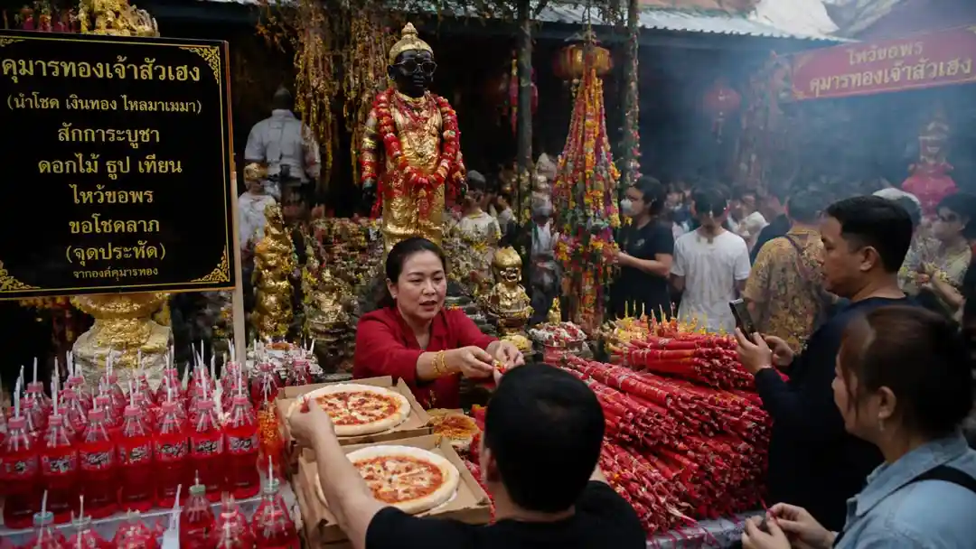 หญิงไทยวัยประมาณ 40 ปีนำพิซซ่า น้ำแดง และประทัดจำนวนมากมาแก้บนหน้ารูปปั้นกุมารทองเจ้าสัวเฮง ที่อาศรมฤาษีเณร ท่ามกลางบรรยากาศคนมาขอเลขเด็ดหวย พร้อมเลขเด็ดกุมารทองเจ้าสัวเฮง 16 มิ.ย. 69